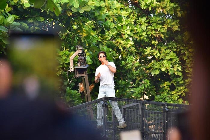 Shah Rukh Khan Greets Fans Outside Mannat On His 57th Birthday