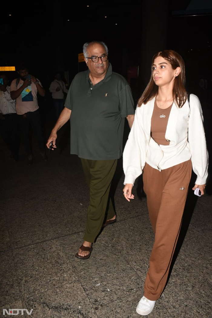 एयरपोर्ट पर बेटी सुहाना खान के साथ नज़र आए शाहरुख खान