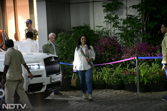 मुंबई एयरपोर्ट पर नज़र आए शाहरुख खान, शिल्पा शेट्टी और करिश्मा कपूर