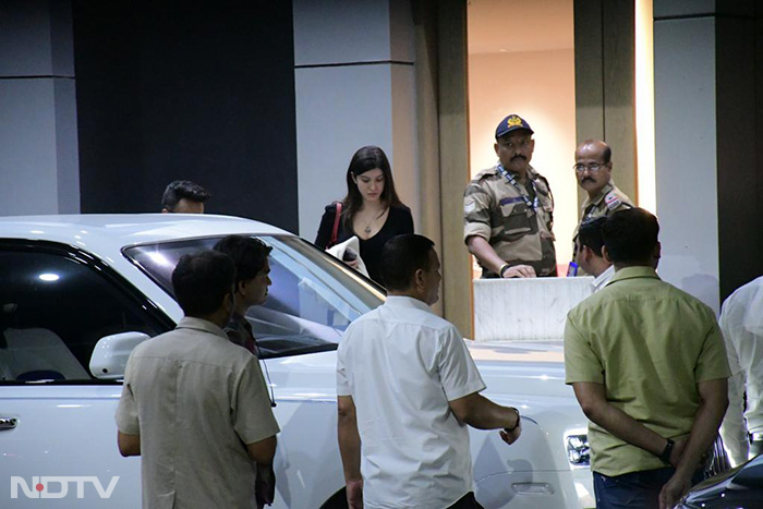 मुंबई एयरपोर्ट पर नज़र आए शाहरुख खान, शिल्पा शेट्टी और करिश्मा कपूर
