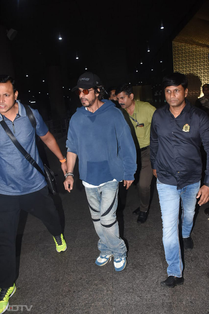 Shah Rukh Khan, Gauri And AbRam Make For A Blockbuster Airport Spotting