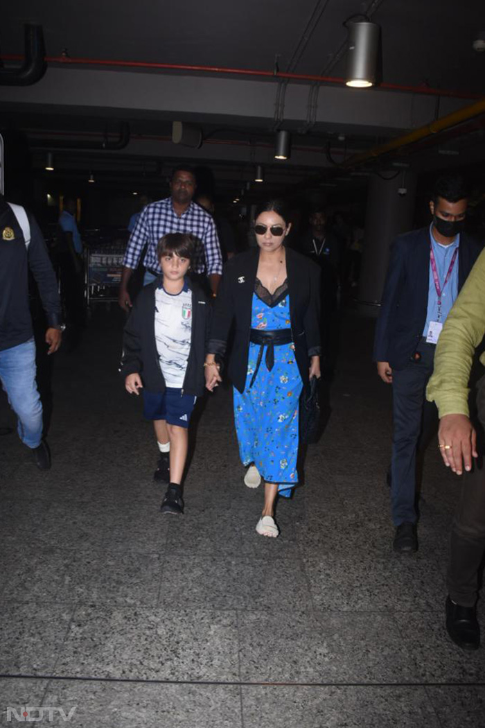 Gauri Khan was also clicked at the Mumbai airport with son AbRam. (Image courtesy: Varinder Chawla)