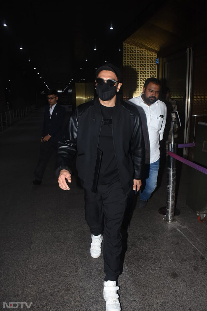 Shah Rukh Khan, Gauri And AbRam Make For A Blockbuster Airport Spotting