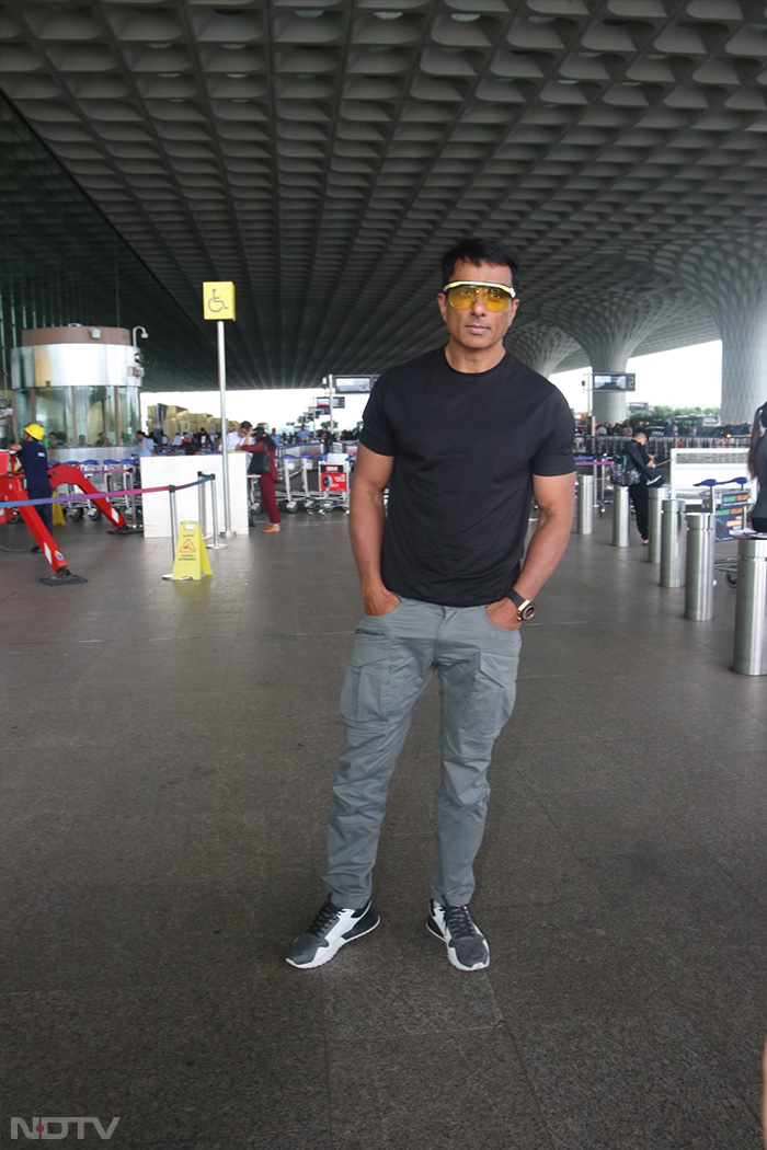 Shah Rukh Khan, Gauri And AbRam Make For A Blockbuster Airport Spotting