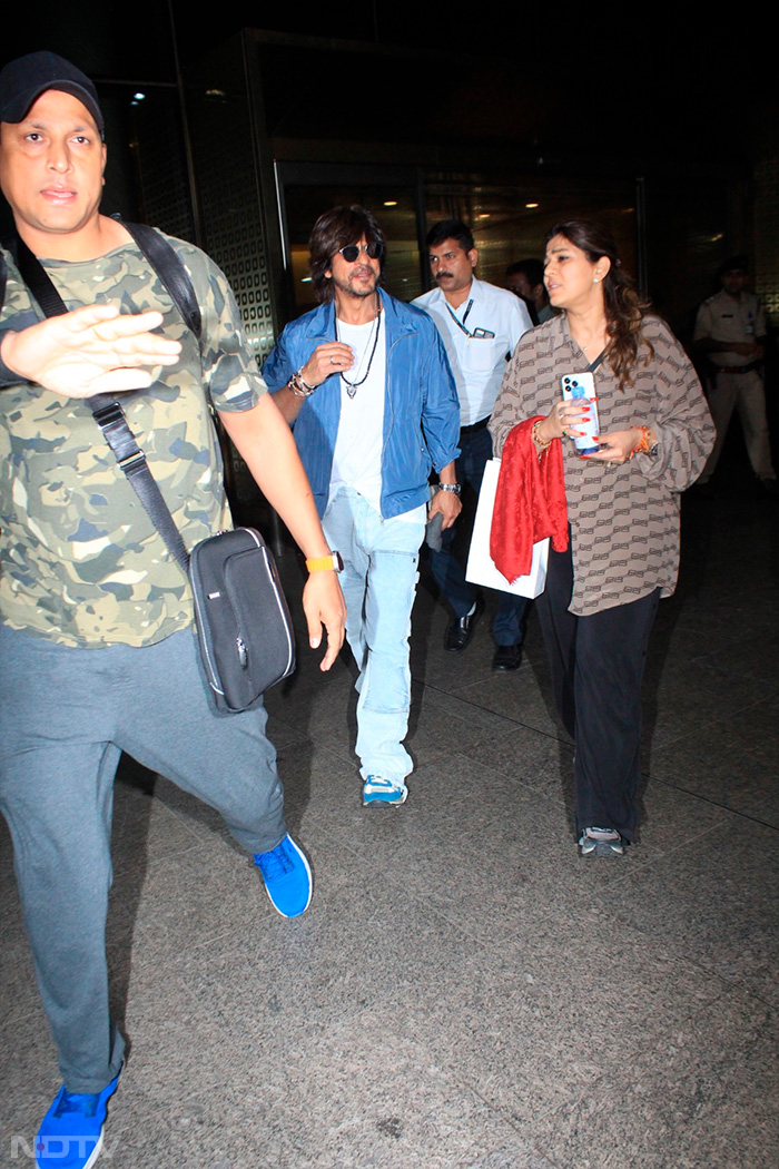 Shah Rukh Khan's airport style is all about comfort. (Image Courtesy: Varinder Chawla)