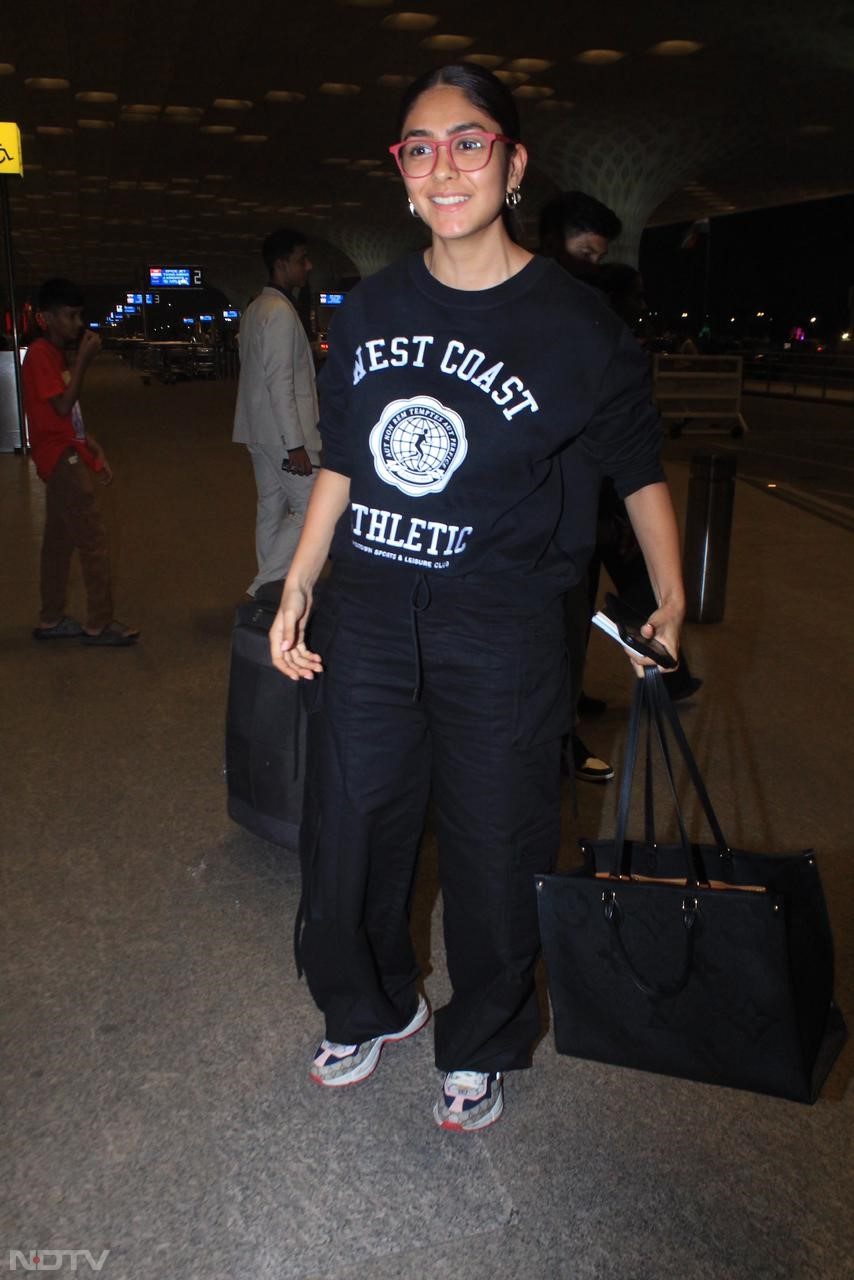 Shah Rukh Khan\'s Airport Swag. That