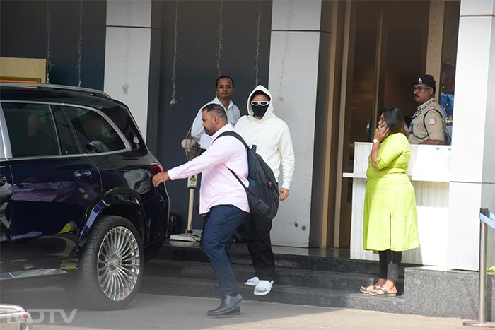 Ranveer Singh was also clicked at the Mumbai airport. (Image courtesy: Varinder Chawla)