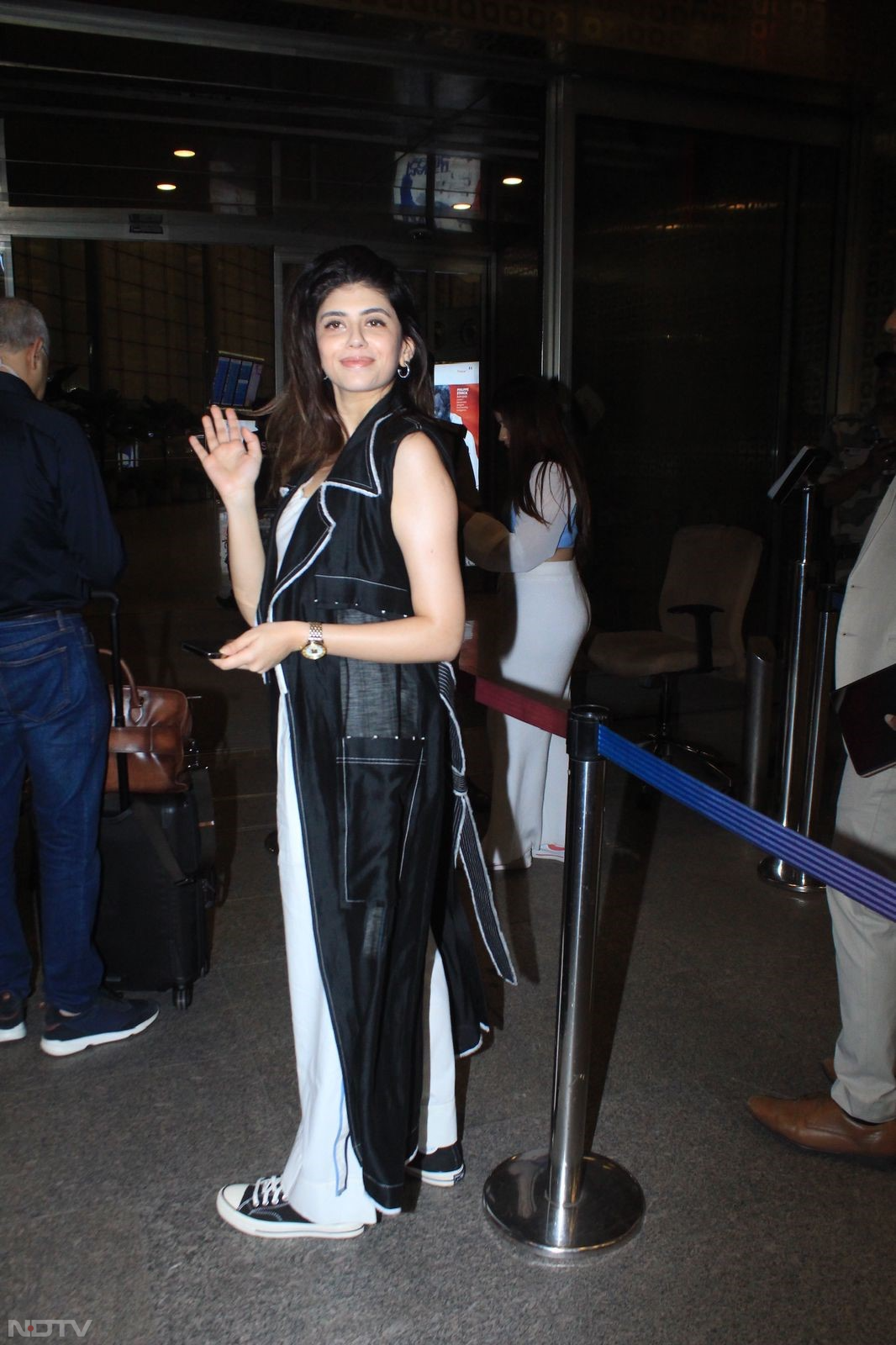 Sanjana Sanghi was all smiles at the Mumbai airport.  (Image courtesy: Varinder Chawla)