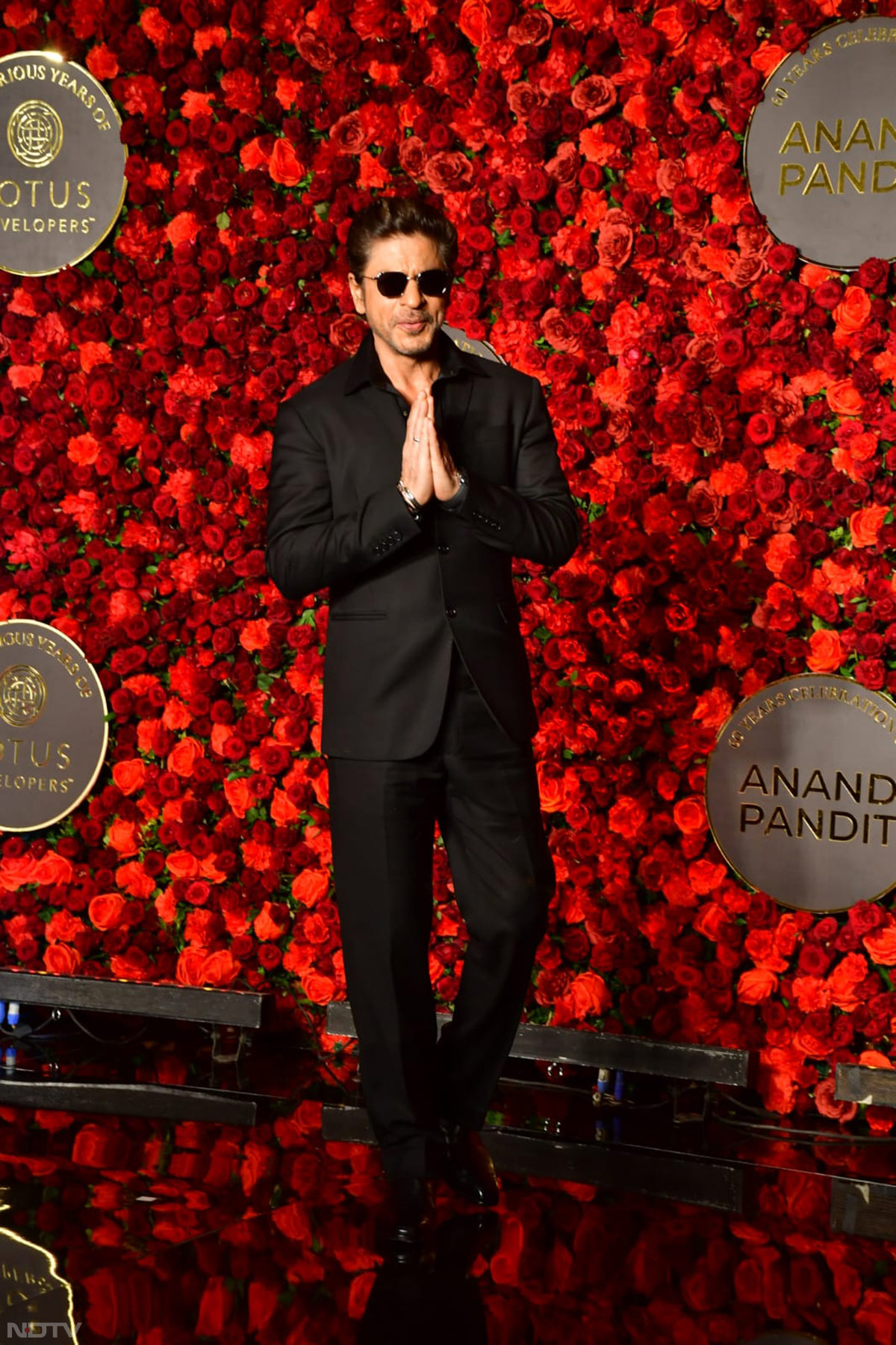 Shah Rukh Khan greeted the media like this at the party. (Image courtesy: Varinder Chawla)