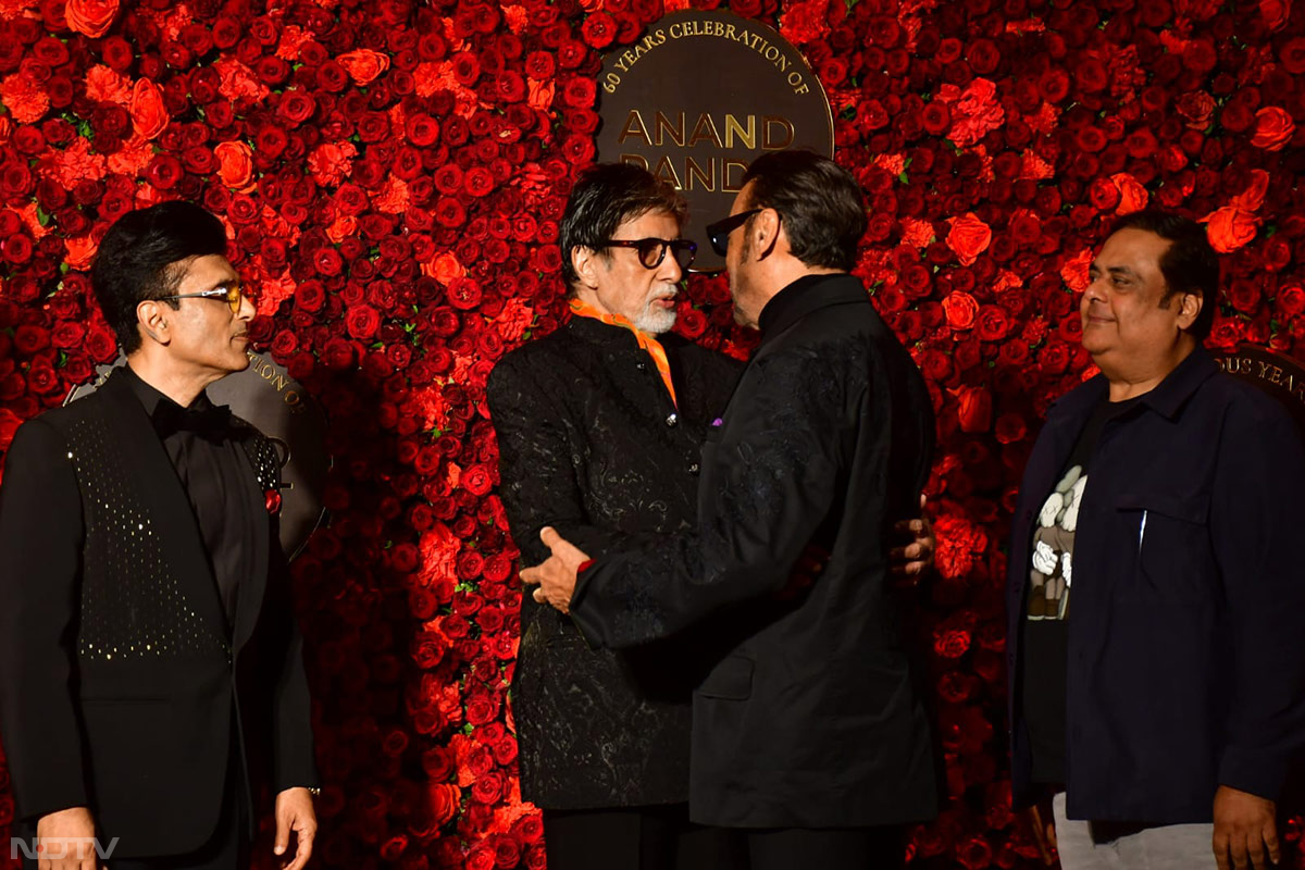 Big B and Jackie Shroff were pictured hugging. (Image courtesy: Varinder Chawla)