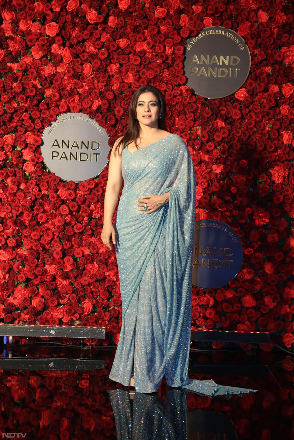 Kajol looked stunning as ever at the party. (Image courtesy: Varinder Chawla)