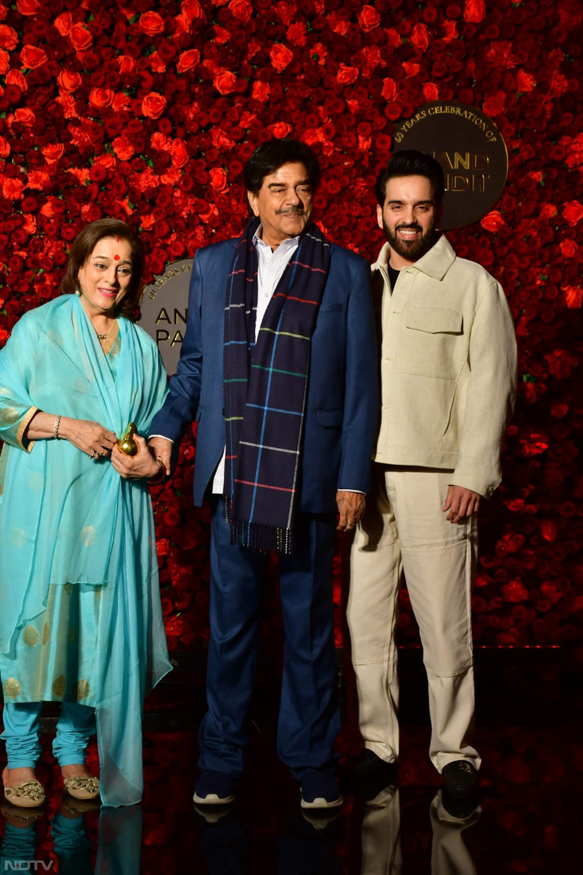 Shatrughan Sinha attended the party with family.  (Image courtesy: Varinder Chawla)