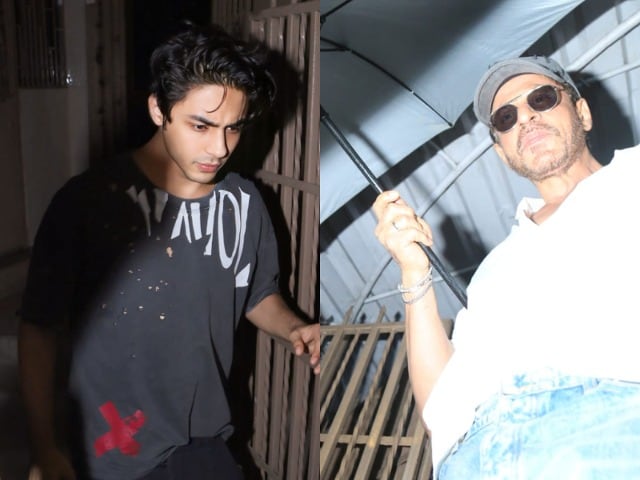 Photo : Shah Rukh Khan And Aryan Khan Answer The Work Call Like This