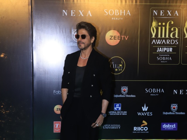 IIFA Awards 2025: डैशिंग शाहरुख खान से लेकर वेस्टर्न अंदाज में करीना कपूर, देखें आईफा ग्रीन कार्पेट की तस्वीरें