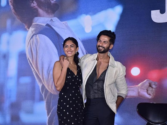 Shahid Kapoor And Mrunal Thakur Step Into Work <i>Jersey</i>s