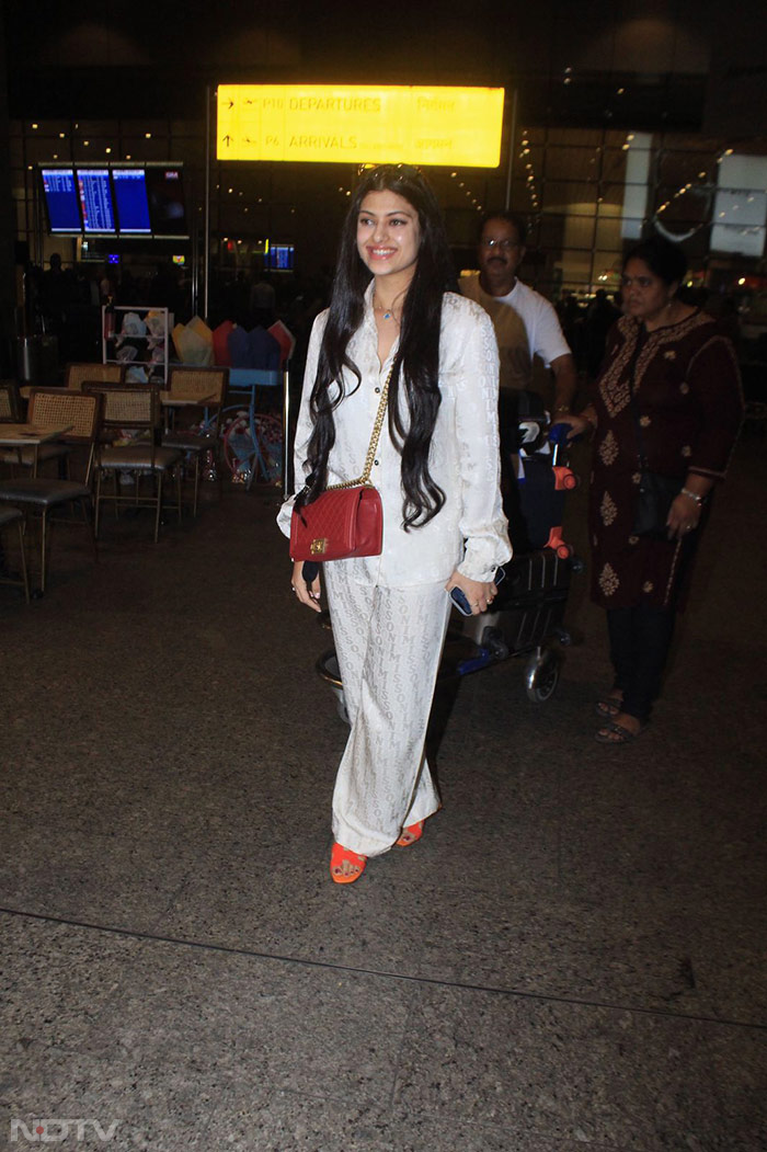 Shahid Kapoor And Kriti Sanon\'s Airport Diaries