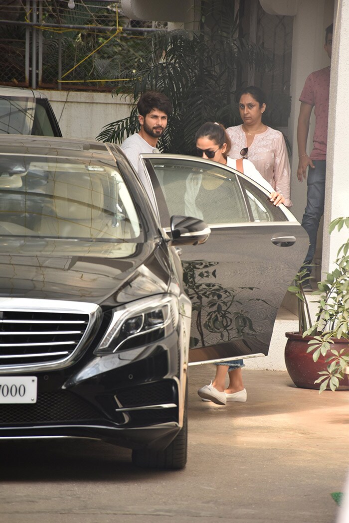 Shahid Kapoor, Mira Rajput, Ishaan Khattar, Kriti Sanon and many others were spotted in various locations in and around Mumbai. Shahid Kapoor and his wife Mira Kapoor appear to have synced their clothe's colour for the day.