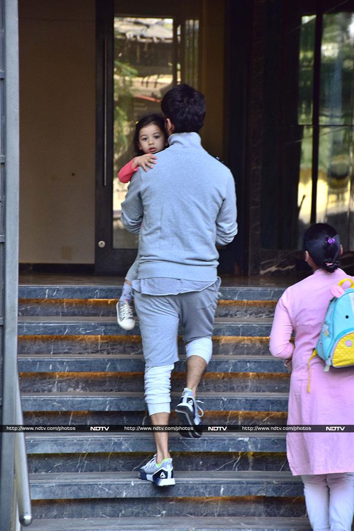 Shahid Kapoor\'s Day Out With Daughter Misha