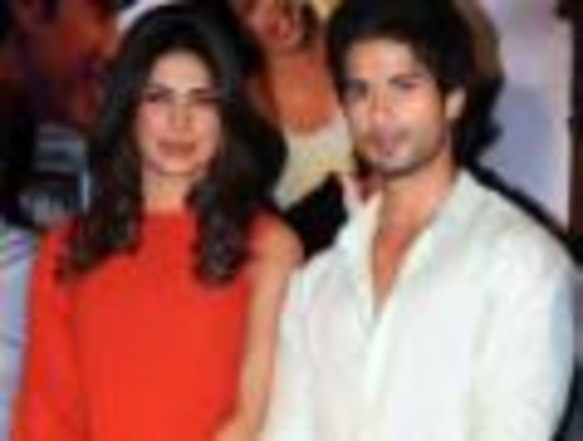 ✨ Behind-the-scenes of Teri Meri Kahaani 🎥 Director Kunal Kohli recently  spilled some tea ☕ about working with Shahid Kapoor \u0026 Priyanka Chopra when  they were rumoured to be seeing each other, image size:1190x900
