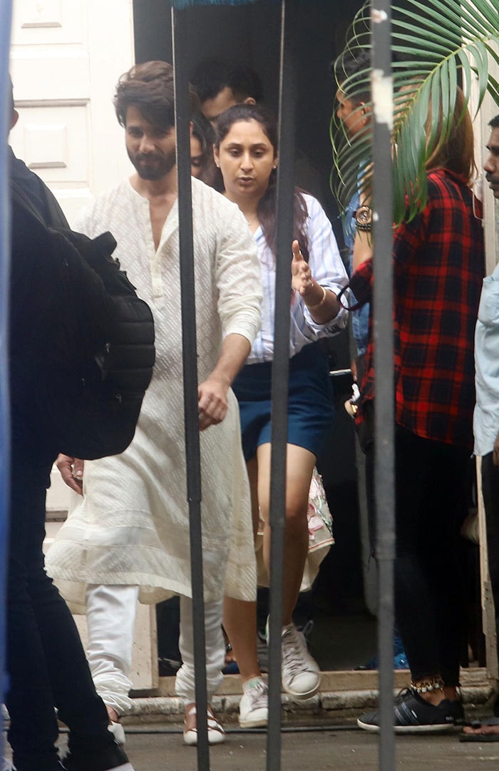 Shahid Kapoor looked dashing dressed in a white <I>kurta</I> and pyjama.