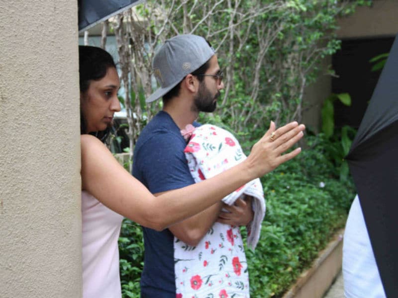 Photo : Shahid and Mira Take Baby Home From Hospital