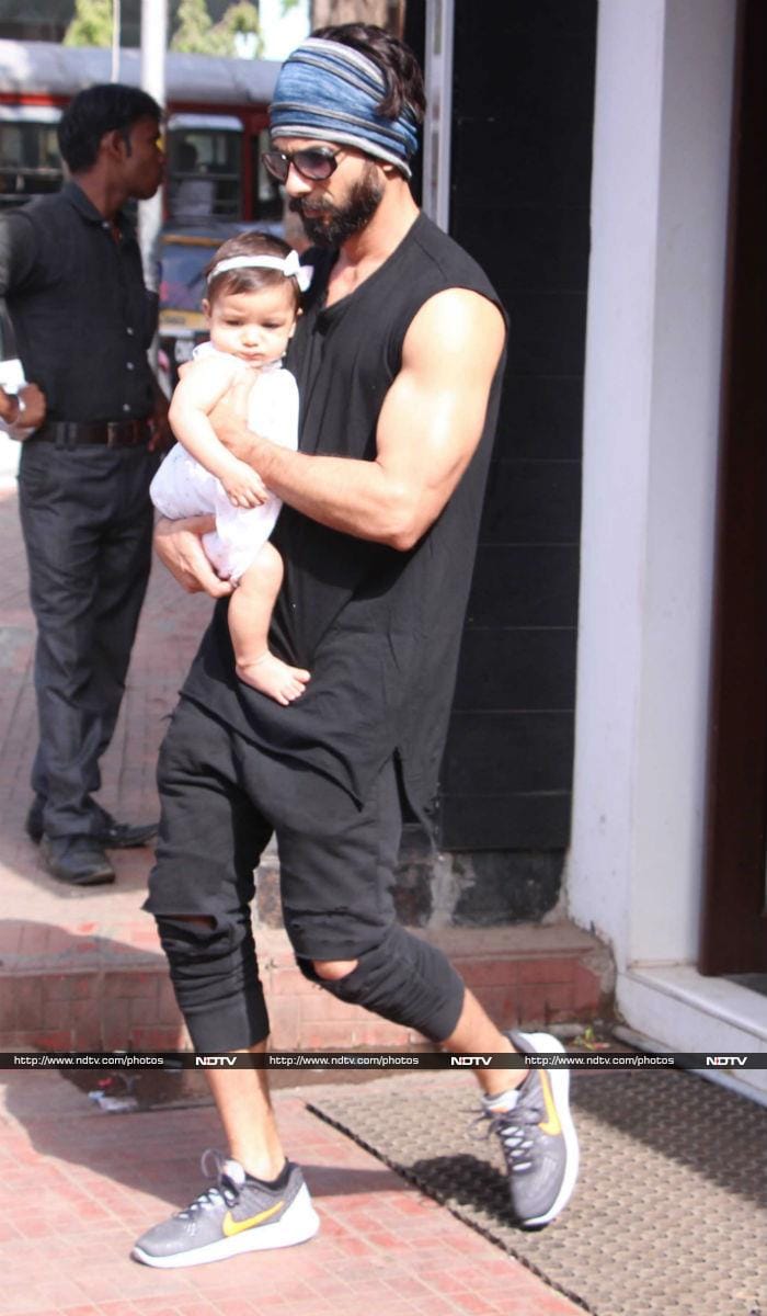 Shahid Kapoor\'s Outing With Cute Little Misha And Wife Mira