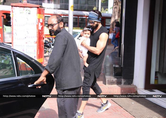 Shahid Kapoor\'s Outing With Cute Little Misha And Wife Mira