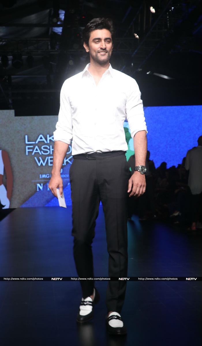 LFW Day 1: रैम्प पर उतरें शाहिद-मीरा और हुआ कुछ ऐसा