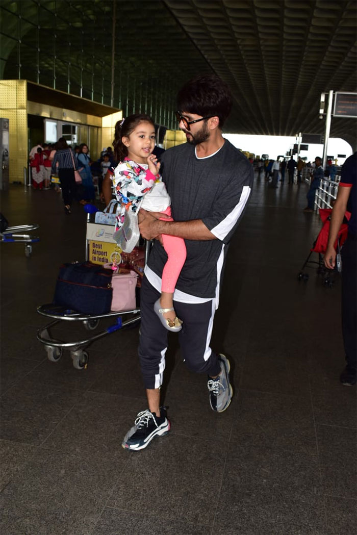 Hum Saath Saath Hai: Mira, Shahid, Misha And Zain Fly Off To Singapore