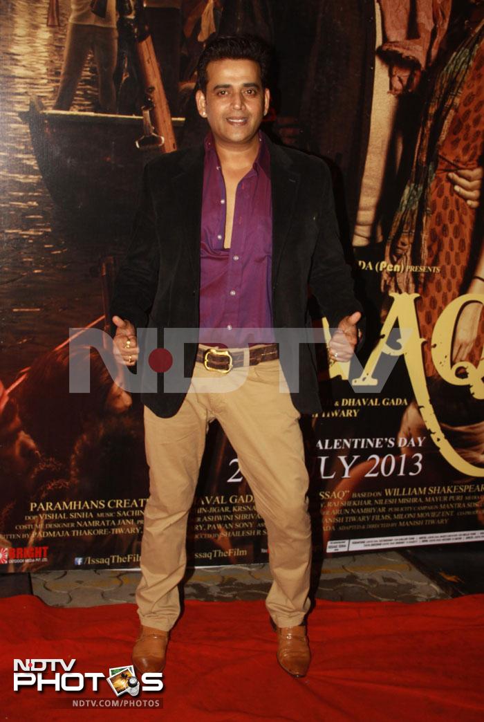 Bhojpuri superstar Ravi Kissen looked handsome in a black jacket teamed with purple shirt and cream coloured pants.