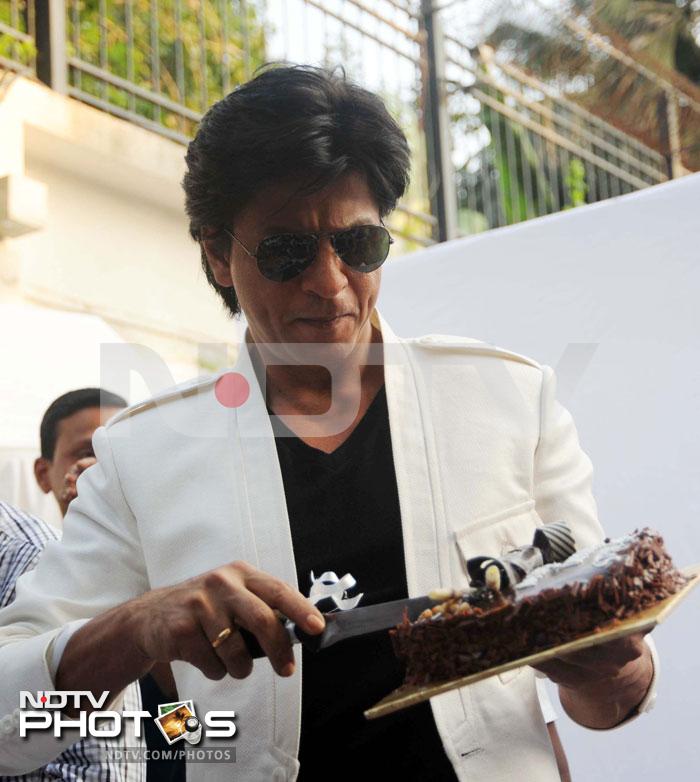 Shah Rukh Khan celebrates birthday with fans