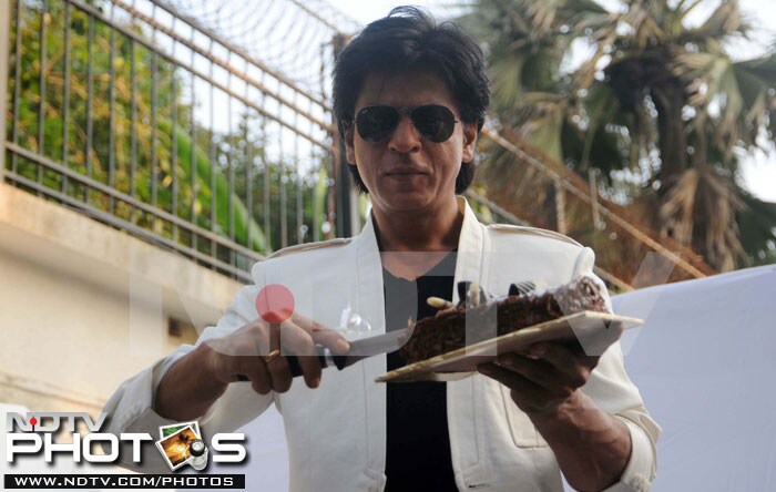 Shah Rukh Khan celebrates birthday with fans