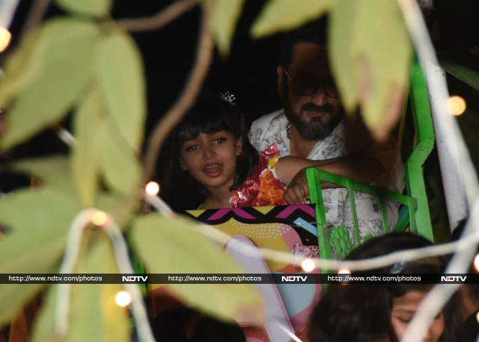 शाहरुख खान, गौरी खान ने अपने बेटे अबराम के साथ आराध्या बच्चन की बर्थडे पार्टी में की शिरकत