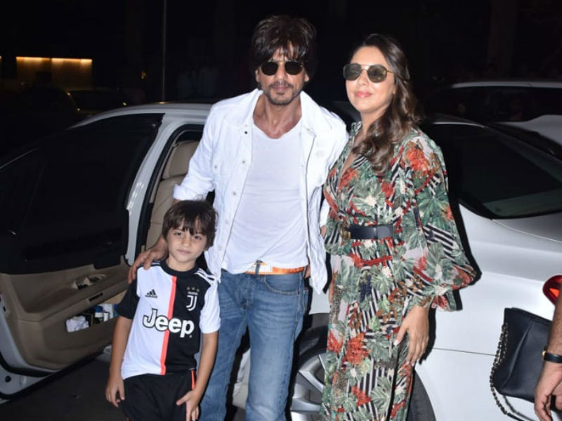 शाहरुख खान, गौरी खान ने अपने बेटे अबराम के साथ आराध्या बच्चन की बर्थडे पार्टी में की शिरकत शाहरुख खान, गौरी खान ने अपने बेटे अबराम के साथ आराध्या बच्चन की बर्थडे पार्टी में की शिरकत