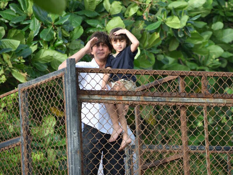 Photo : 5 Absolutely Adorable Pics Of Shah Rukh And AbRam On Eid