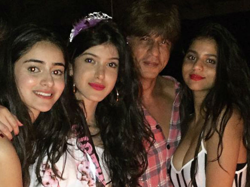 15 Photos: शाहरुख खान के बर्थडे बैश पर सारी लाइमलाइट बटोर ले गईं ये Star Daughters