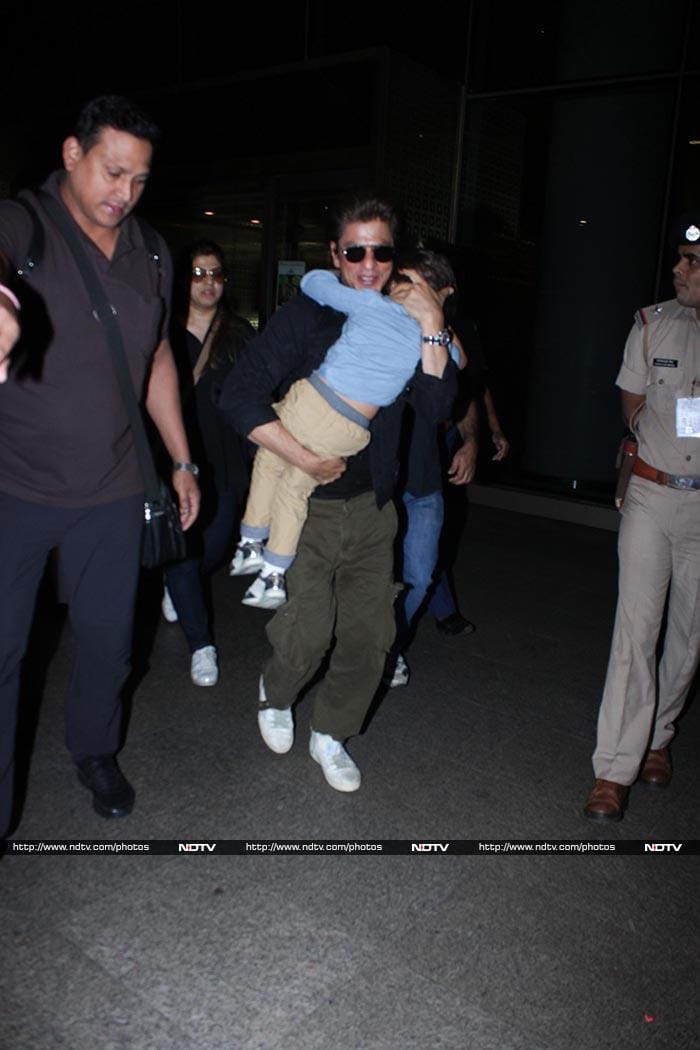 Shah Rukh, Anushka Touch Down In Mumbai Beech Beech Mein