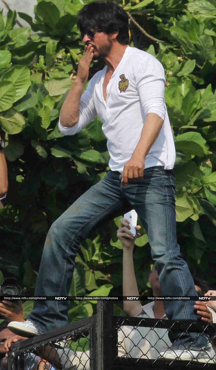 Shah Rukh Khan\'s Birthday Treat, Starring AbRam