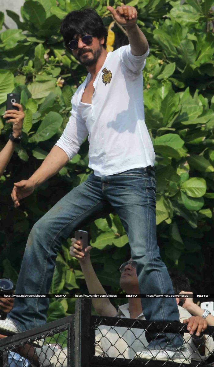 Shah Rukh Khan\'s Birthday Treat, Starring AbRam