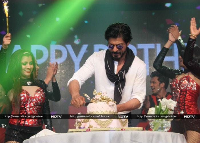 Shah Rukh Khan\'s Big Birthday Bash With Media