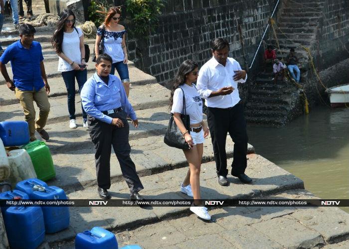 Gauri, Shweta Ferry-Off For SRK\'s Alibaug Birthday Bash