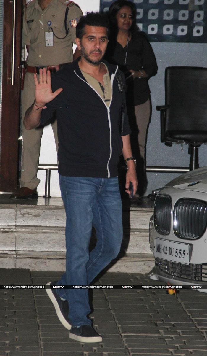 Shah Rukh Khan Returns With Mini-SRK, AbRam By His Side