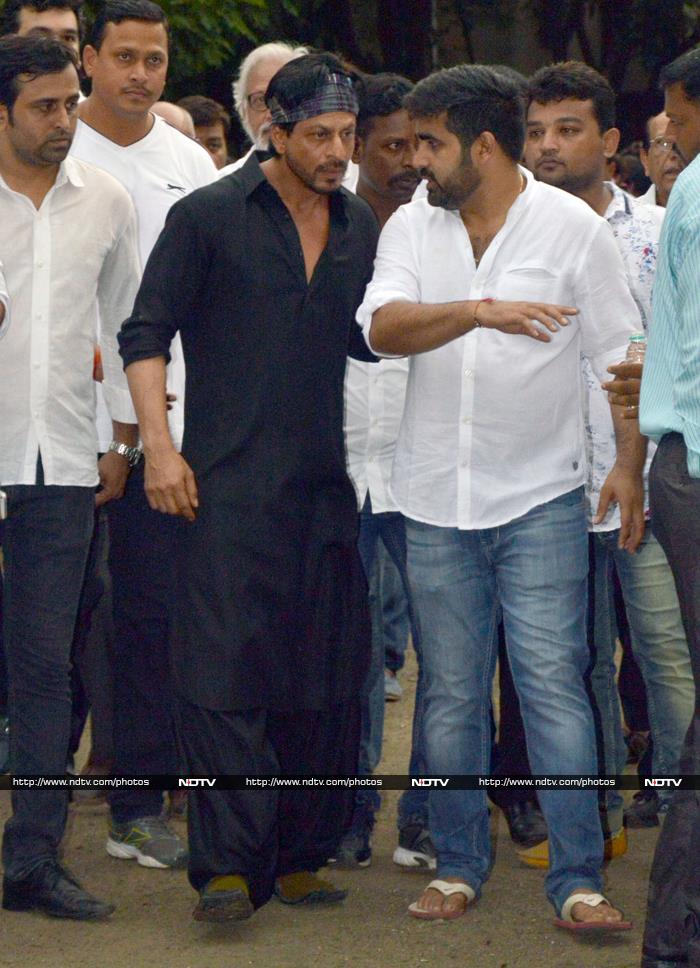 SRK, Dharmendra at Karim Morani\'s Mother\'s Funeral