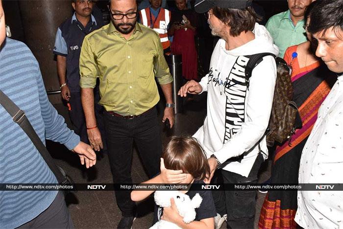 Shah Rukh Khan And AbRam Are Airport Buddies