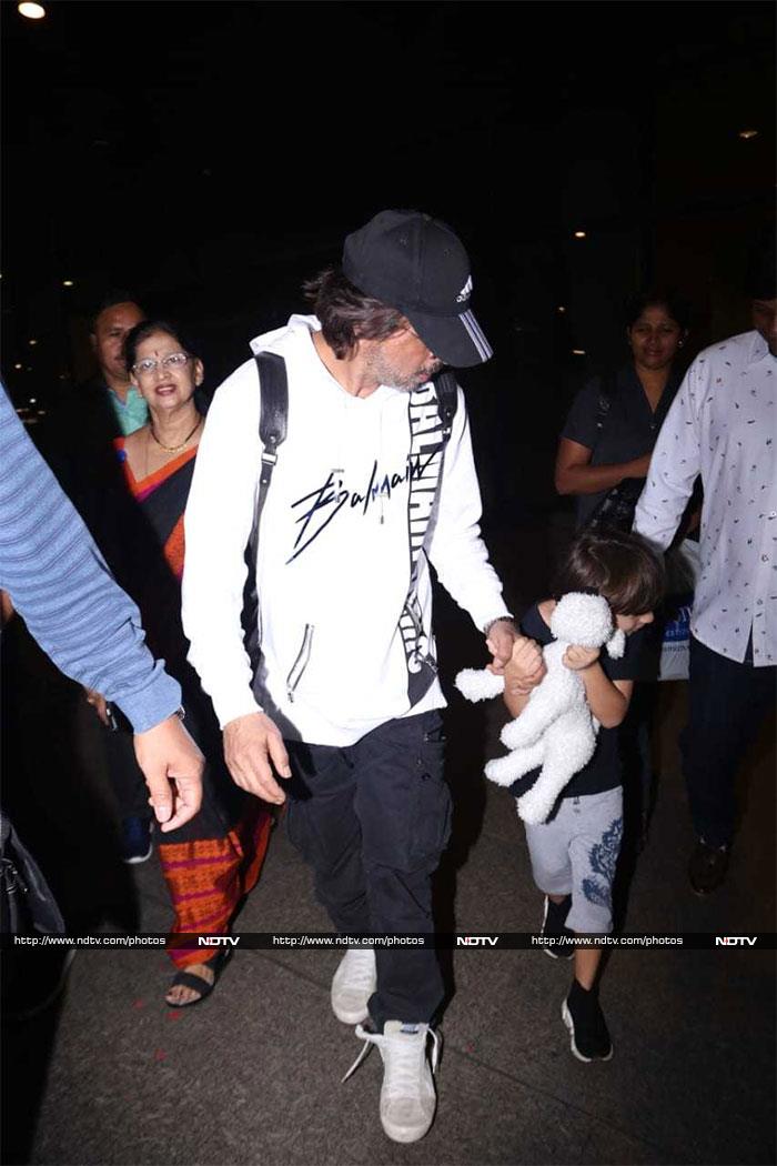 Shah Rukh Khan And AbRam Are Airport Buddies