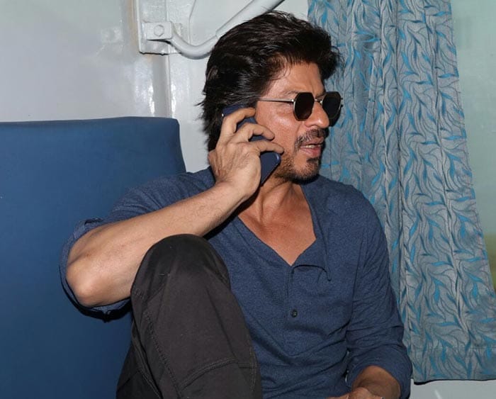 Flip Through The Pages Of Shah Rukh Khan\'s Mumbai-Delhi Journey For Raees