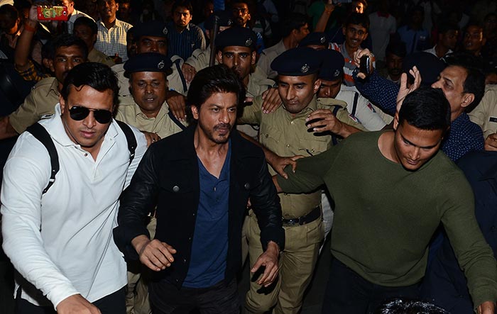 Flip Through The Pages Of Shah Rukh Khan\'s Mumbai-Delhi Journey For Raees