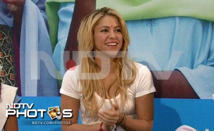 On the first day of her visit, Shakira who is the Goodwill Ambassador of UNICEF, met around thirteen school girls in the State Institute of Educational Training and Research.