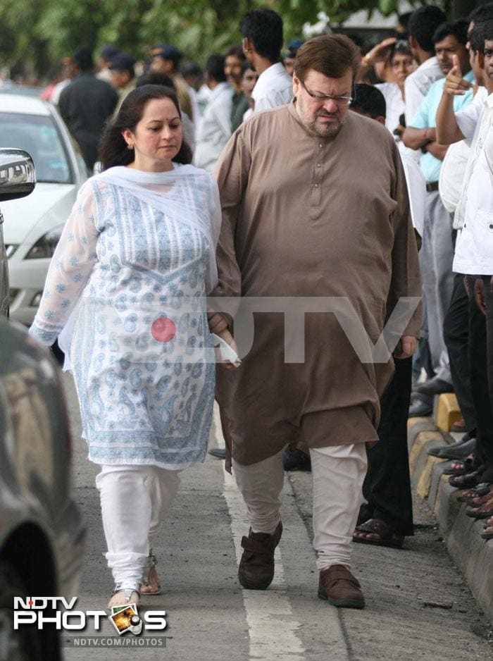 Nitin Mukesh with wife