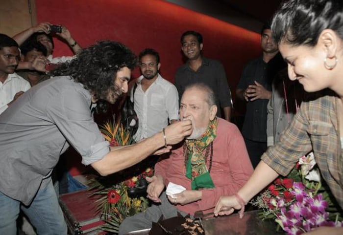 In this set picture from <i>Rockstar</i>, Imtiaz Ali celebrates the final wrap-up with the India's most maverick and inspiring superstar, Shammi Kapoor.<br><br>
Coming Up: The life and times of India's Elvis Shammi Kapoor...